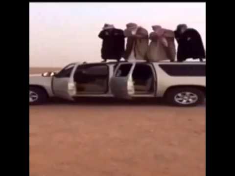 مواطنون يؤدون رقصة سعودية في الصحراء