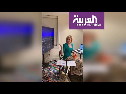 شاهد مذيعة مباشرة على الهواء من غرفة النوم