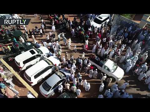 شاهد آلاف السودانيين يشيعون رئيس الوزراء السابق الصادق المهدي